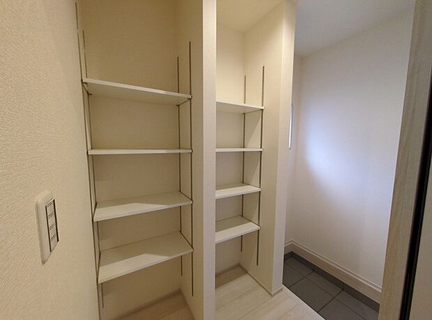 共用収納がたっぷりあります。便利なシューズインクローゼットが魅力です。  