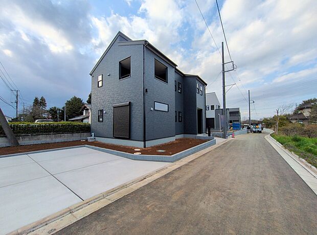 幅員こそやや狭くても、その分交通量が少なくて安心。 