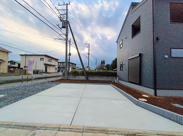 並列2台駐車可能な、ゆとりのカースペースがここに。
