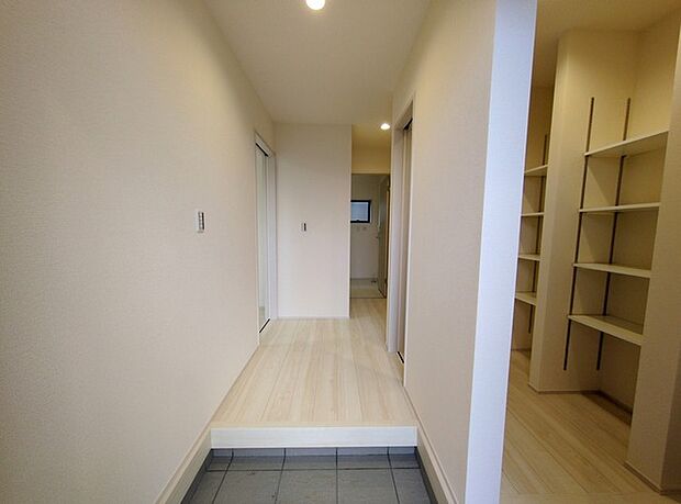 誰も住んだことのない家の玄関スペース。あたらしい木のにおいを感じていただけると思います。