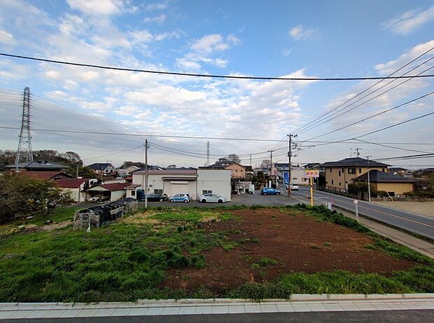 前面の住まいとの距離感があるから、圧迫感を感じません。 