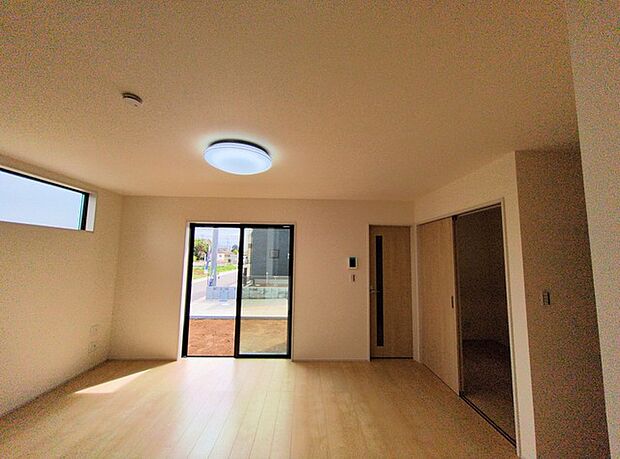 南側に大きな窓を配置、明るいリビングが出来ました。 