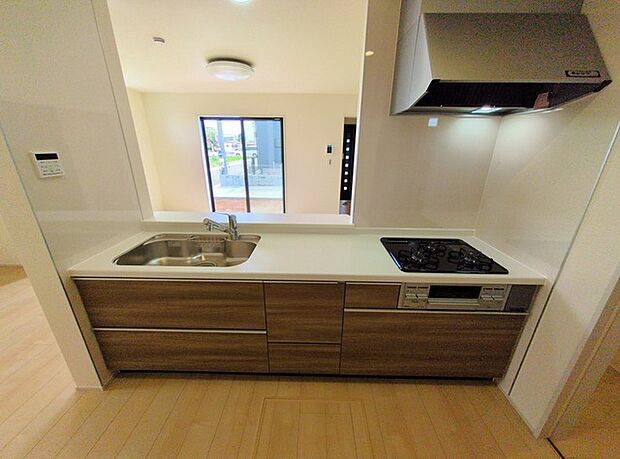 リビングで遊ぶお子様を見守りながらお料理ができる、対面キッチン。 