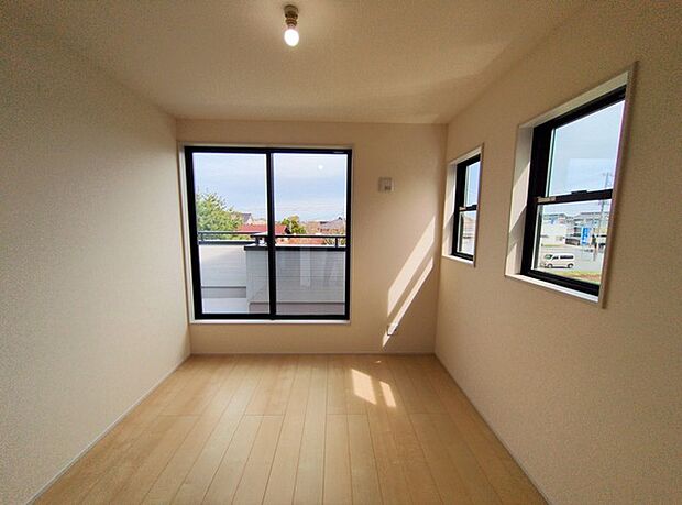 バルコニーからはたっぷりと太陽の光が舞い込みます。 