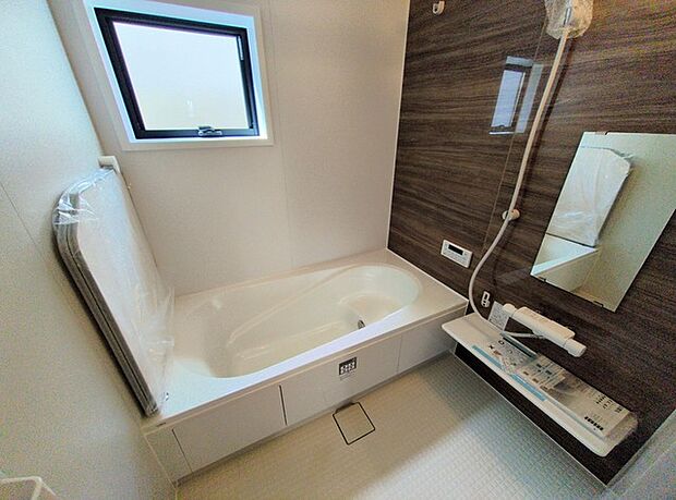 広々1坪タイプのゆったり浴室ユニットは半身浴もゆっくり楽しめるベンチバス仕様。防カビ・抗菌素材なのもうれしい。 