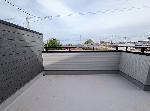 らくらくお洗濯を助ける広いバルコニー。 