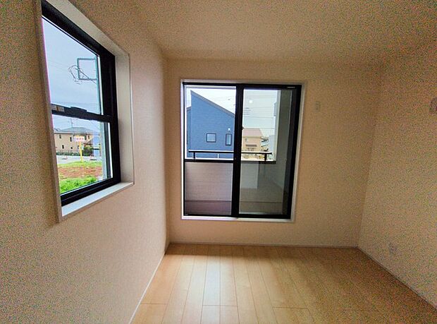 広々バルコニーから、たっぷり太陽の恵みが得られます。 