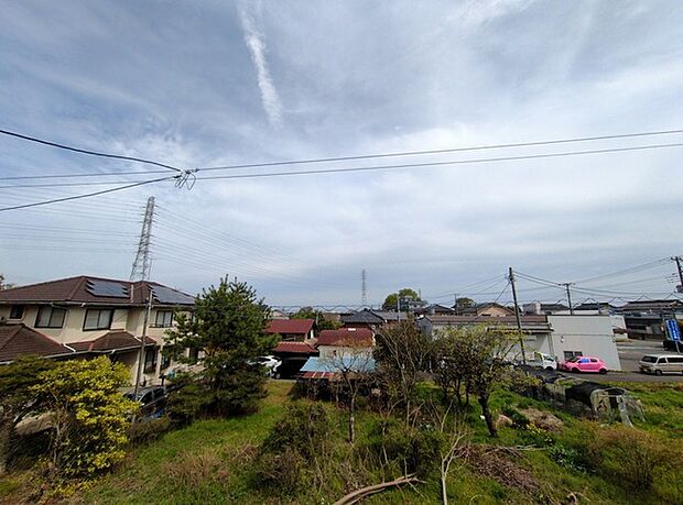 前面の住まいとの距離感があるから、圧迫感を感じません。 