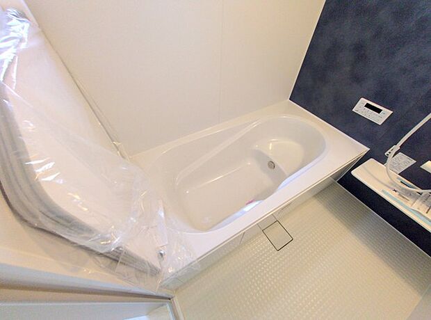 一日の疲れを癒す浴室は、広々1坪以上。