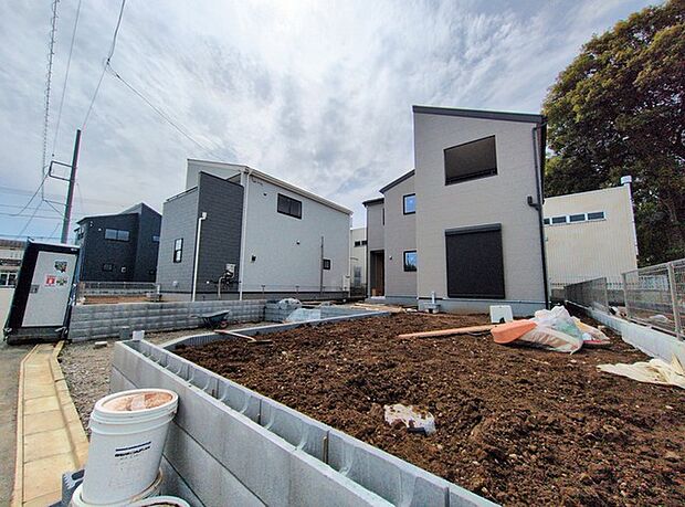 季節のお花を少し楽しむのにちょうどいいサイズのお庭です。