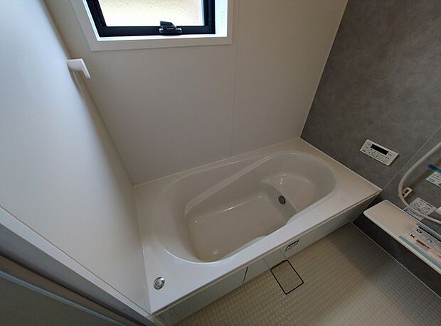 是非、足を伸ばして入って欲しい一坪タイプのユニットバス。ベンチバス仕様で、小さなお子様やお年寄りにも安心。疲れの取れ方が違うかも。 