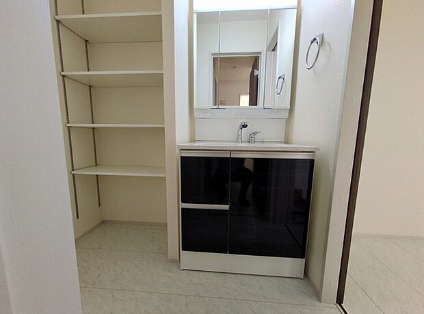 三面鏡にハンドシャワー付き、 使いやすい洗面台。 