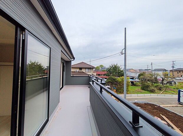 らくらくお洗濯を助ける広いバルコニー。 