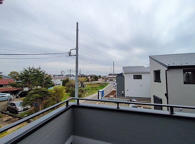 車通りの少ない閑静な住宅地、のびのびした子育てに適します。 