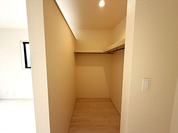 季節物の衣類もスッキリ収納できる、ウォークインクローゼット。 
