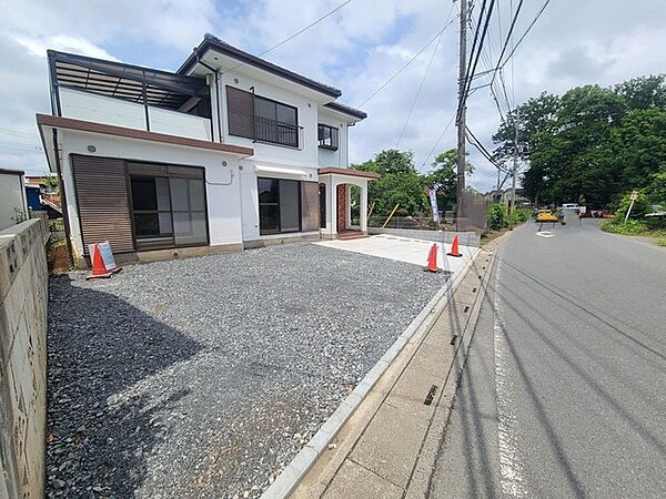 落ち着いた街並みに溶け込む、端正な佇まいと心地よい開放感を感じさせる外観です。