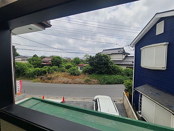 窓越しに望む緑豊かな景色が、日常の風景に安らぎと落ち着きをもたらしてくれます。