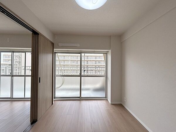 バルコニーからはたっぷりと太陽の光が舞い込みます。