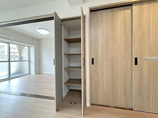 何かとものがあふれやすいリビングに、ちょっと一工夫。うれしい収納空間。