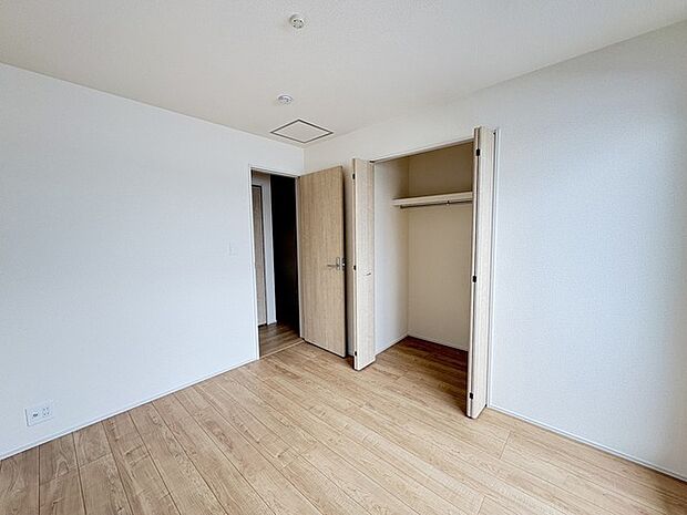 新築の木の匂いのする室内。写真では伝わらないので、ぜひ現地でお確かめください。