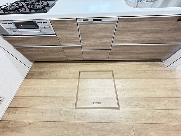 床下収納や食品庫に利用可能。まとめ買い派にうれしい床下収納。