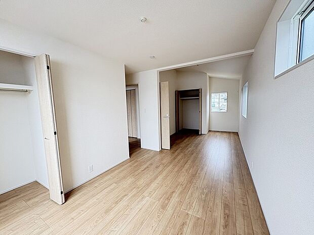 将来的には間仕切りして2部屋に変更可能な洋間。成長に合わせた間取り変更が可能なタイプ。