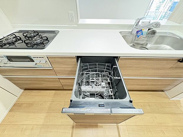 省エネ ・ 衛生的な食器洗乾燥機付。