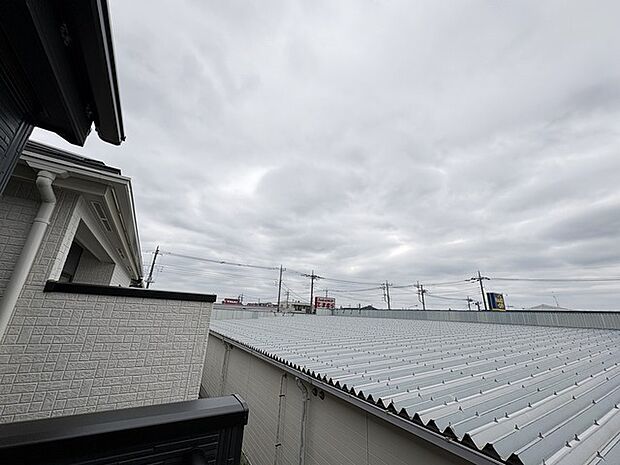 前面の住まいとの距離感があるから、圧迫感を感じません。