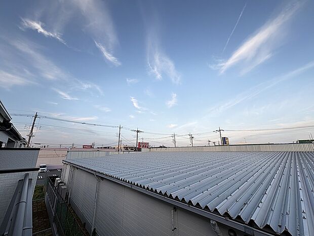 低層住居専用地域ならではのベランダの光景。辺りには高い建物がありません。 