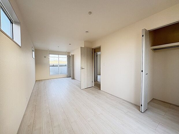 将来的には間仕切りして2部屋に変更可能な洋間。成長に合わせた間取り変更が可能なタイプ。