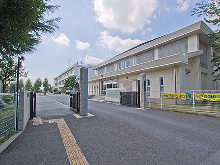桶川市立桶川小学校(780m)