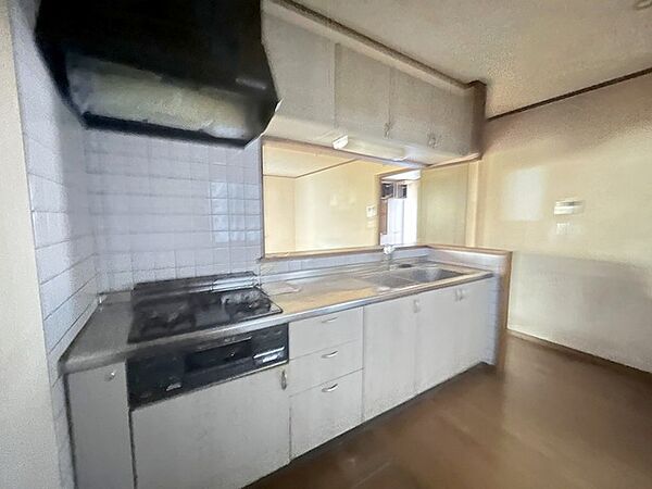 手を伸ばせばそこに収納が。安定した使用感の吊戸棚つきのキッチン空間。