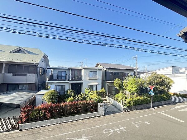 前面の住まいとの距離感があるから、圧迫感を感じません。