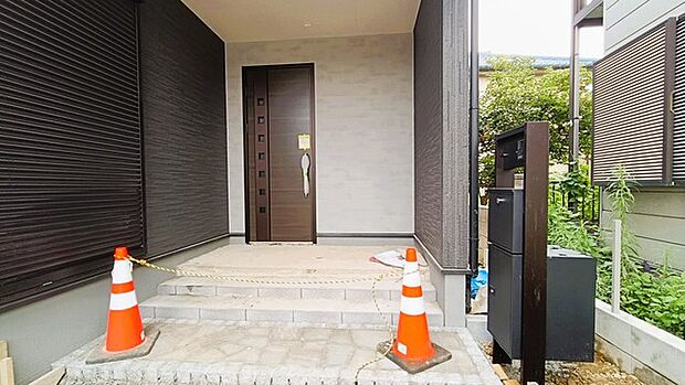 ポーチのついた新築分譲物件。玄関の印象はいかがでしょうか？入口からご覧ください。 