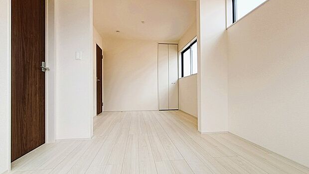 将来的には間仕切りして2部屋に変更可能な洋間。成長に合わせた間取り変更が可能なタイプ。