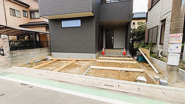 セカンドカーにも便利、駐車2台可の敷地。