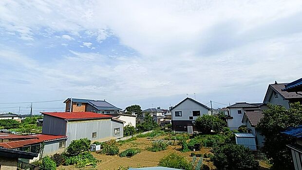 ゆったりとした緑地の多い立地ならでは!緑に包まれた環境です。