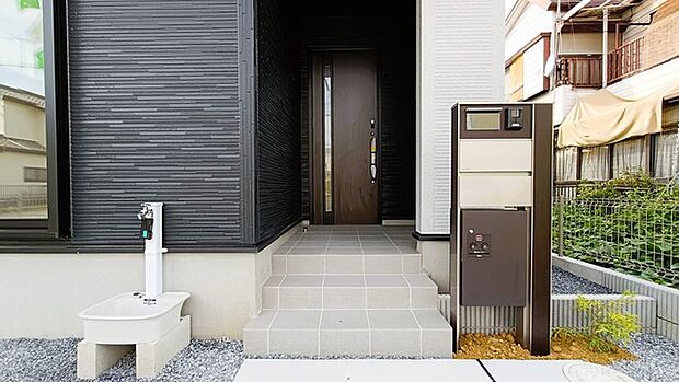 ポーチのついた新築分譲物件。玄関の印象はいかがでしょうか？入口からご覧ください。 