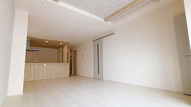 天井高を高くするための一工夫、折り上げ天井。開放感に包まれます。 