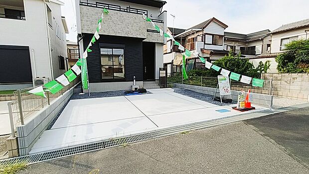 並列2台駐車可能な、ゆとりのカースペースがここに。 