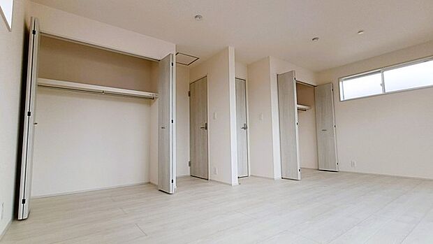 将来的には間仕切りして2部屋に変更可能な洋間。成長に合わせた間取り変更が可能なタイプ。 
