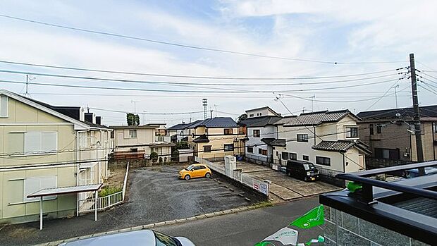 住宅街の中の一戸建て、あたりはほとんど住宅です。 