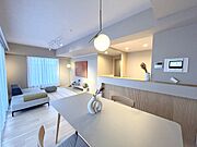 たっぷりの陽光に包まれる明るい住まいが、ここにあります。 