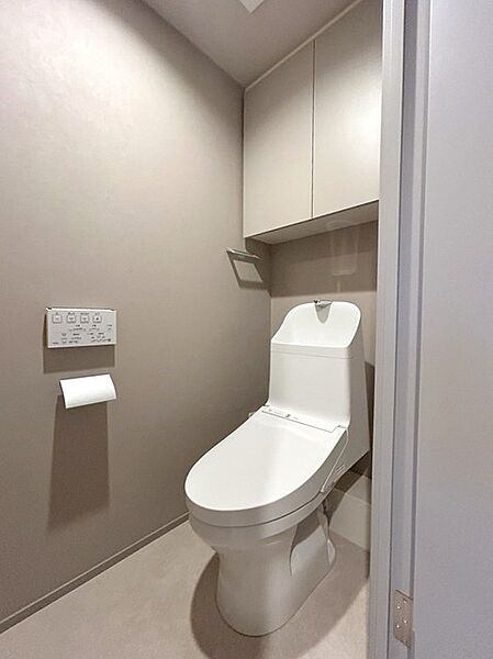 新しくお住まいになる方のことを考えて、トイレも新品に交換しました。
