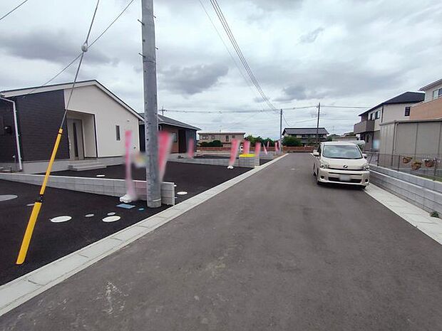 住民の方が主に利用する交通量少なめの道路に面してます。 