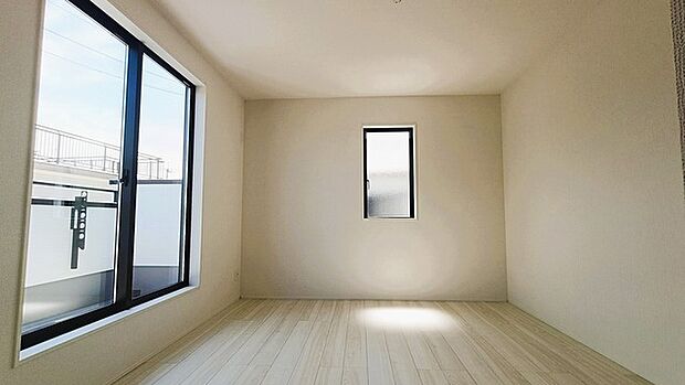 大事な日当たりは、大きな窓から。誰のお部屋にしましょう。