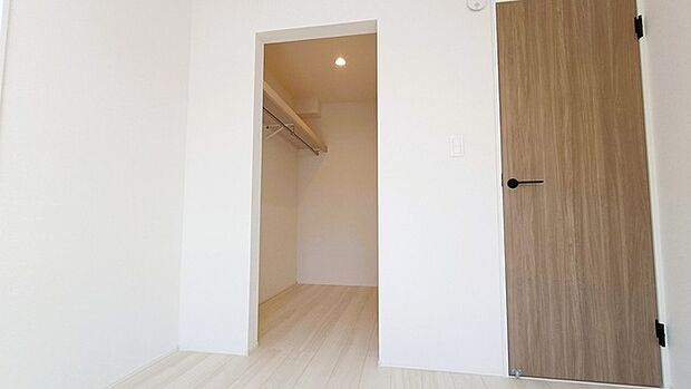 季節物の衣類もスッキリ収納できる、ウォークインクローゼット。