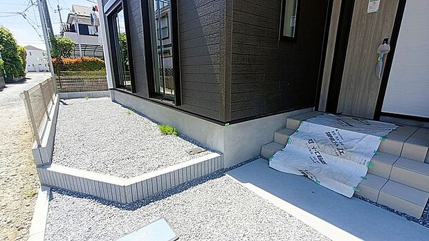 季節のお花を少し楽しむのにちょうどいいサイズのお庭です。