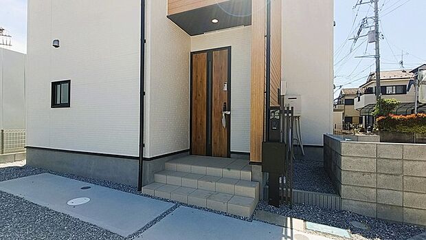 この扉を開けると、新築の木の匂いが待ってます。