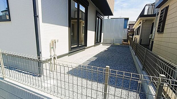 季節のお花を少し楽しむのにちょうどいいサイズのお庭です。